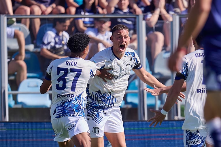 El festejo de Girotti en el empate entre Talleres y Gimnasia.