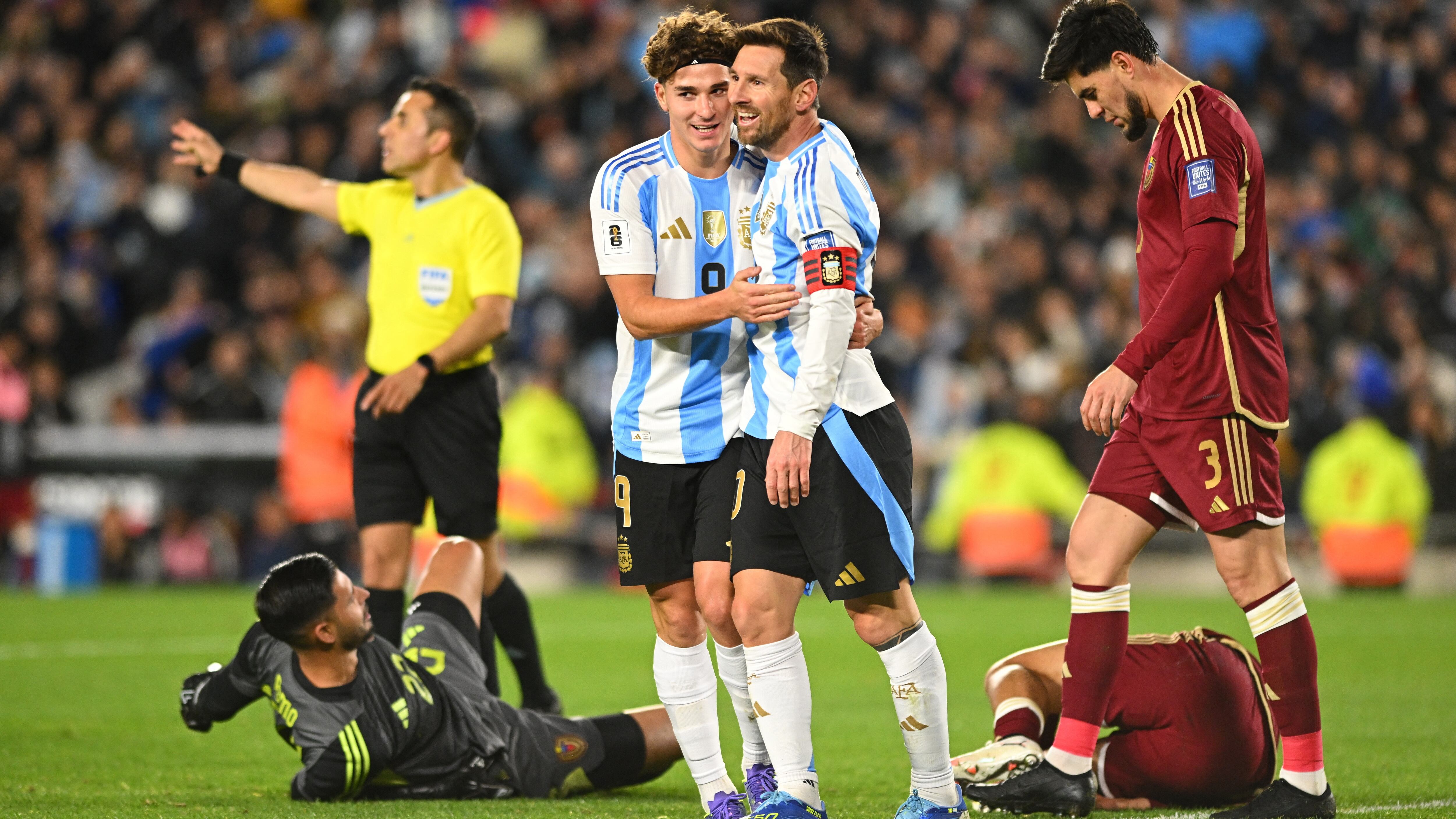 El festejo de gol de Julián Álvarez con Messi en el primer tanto argentino. REUTERS/Rodrigo Valle