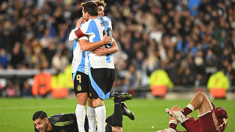 El festejo de Julián Álvarez con Messi.