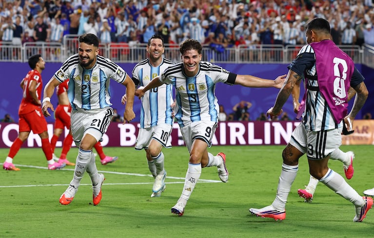 El festejo de Julián Álvarez de su golazo ante Suiza.