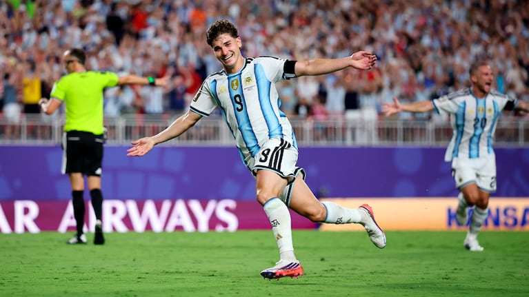 El festejo de Julián Álvarez tras el golazo ante Suiza. Foto: X / @Argentina.