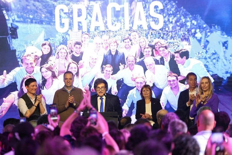 El festejo de La Libertad Avanza tras el triunfo en las legislativas.