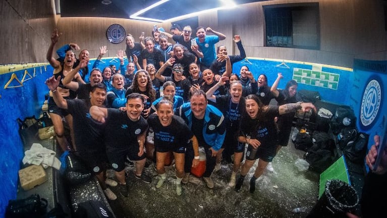 El festejo de Las Piratas en Alberdi tras el histórico campeonato.