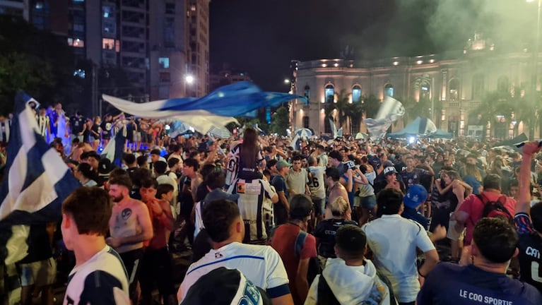 El festejo de los hinchas de la T en el Patio Olmos.