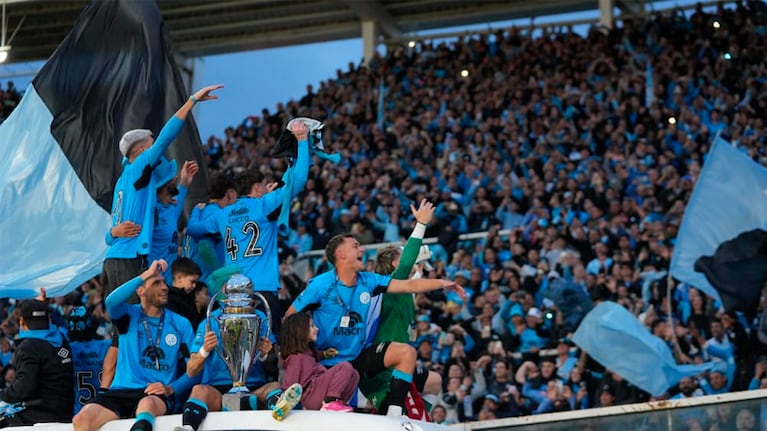 El festejo de los jugadores de Belgrano con la hinchada.