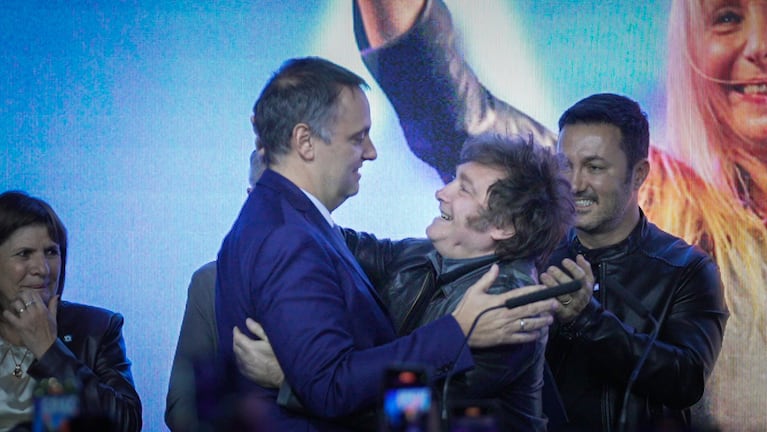 El festejo de Manuel Adorni y Javier Milei tras el triunfo en las elecciones legislativas porteñas. (Foto: Nicolás González / TN).