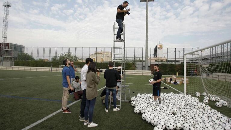 El festejo de Messi... ¡con 300 pelotas!