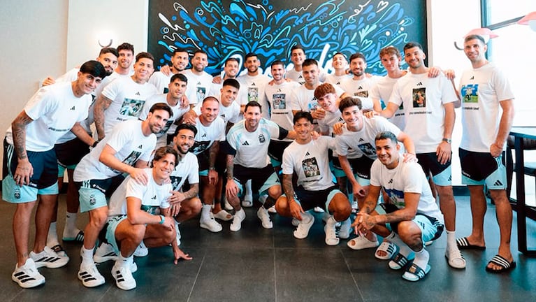El festejo de Messi con sus compañeros en la Selección.