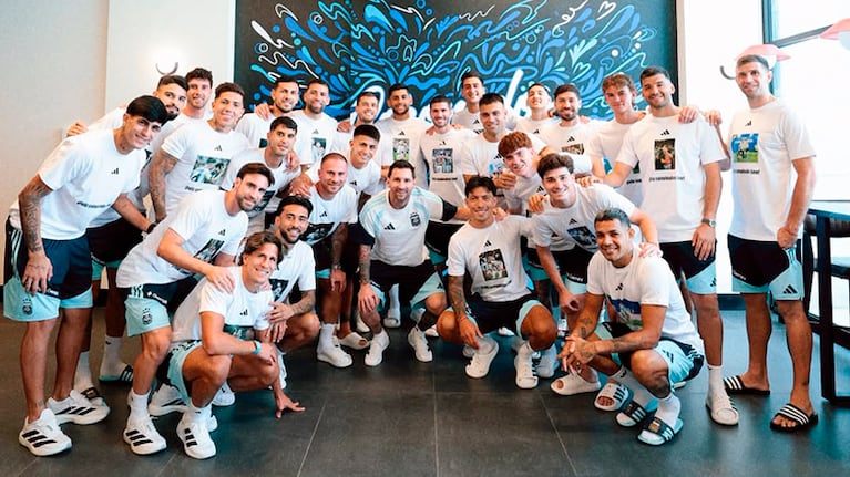 El festejo de Messi con sus compañeros en la Selección.