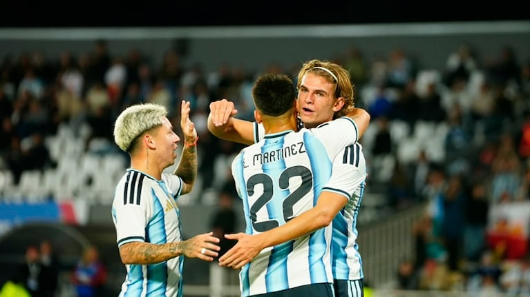 El festejo de Nico Paz con la Selección en el Kempes. Foto: Lucio Casalla / ElDoce.tv.