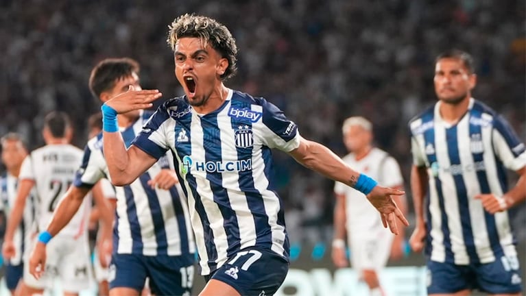 El festejo de Ronaldo Martínez tras convertir en su debut con la camiseta de Talleres.