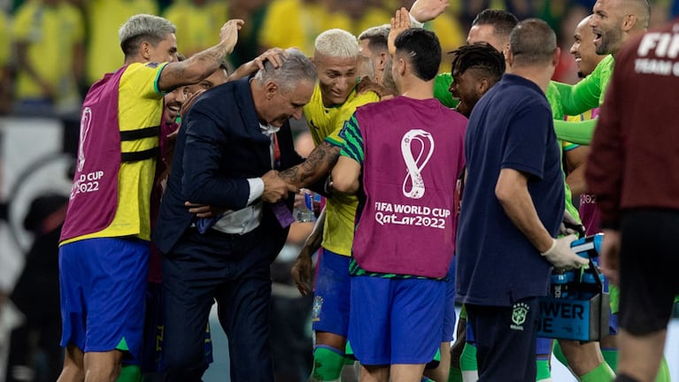 El festejo de Tite en la goleada de Brasil.