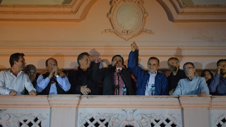 El festejo en el balcón de la Casa Radical. Foto: Lucio Casalla.
