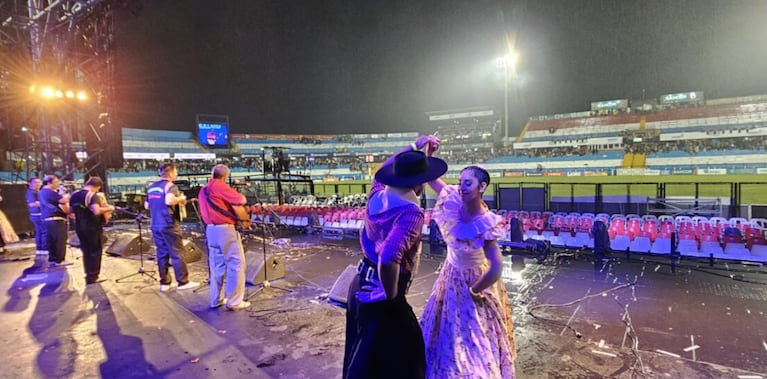 El Festival prohíbe el ingreso de paraguas al Anfiteatro José Hernández.