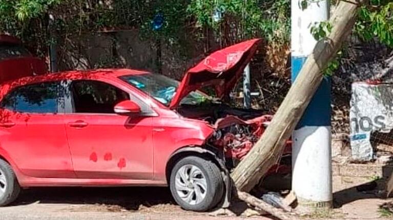 El Fiat Argo se estrelló de frente contra la columna.
