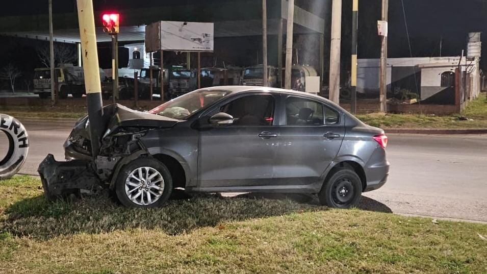 El Fiat Cronos terminó estrellado contra un semáforo.