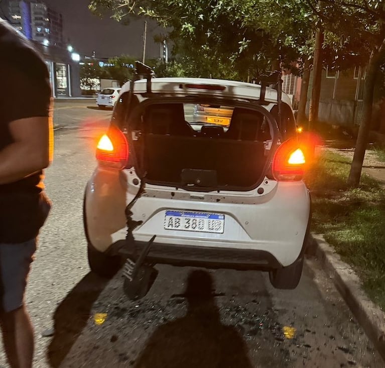 El Fiat Mobi destrozado después del robo.