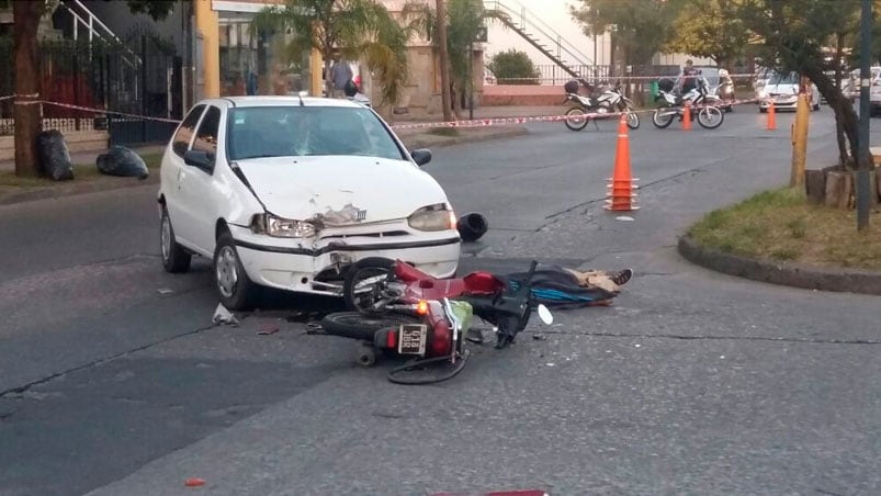 El Fiat Palio chocó la moto en la que viajaban madre e hija. 