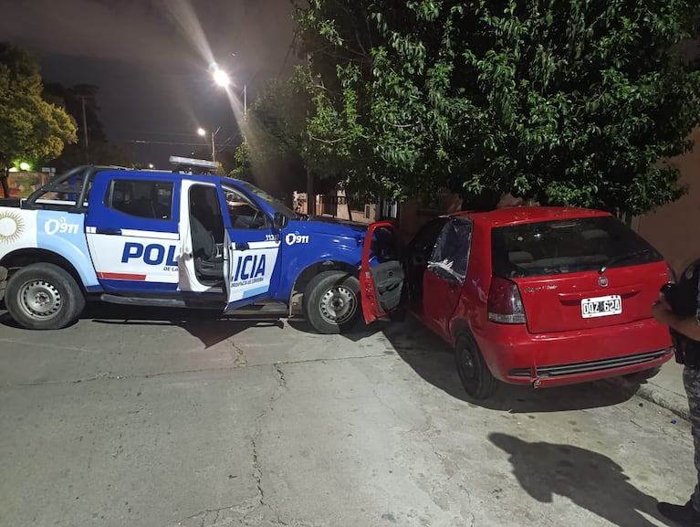 El Fiat Palio rojo quedó destrozado tras la persecución y el choque en barrio San Martín Norte.