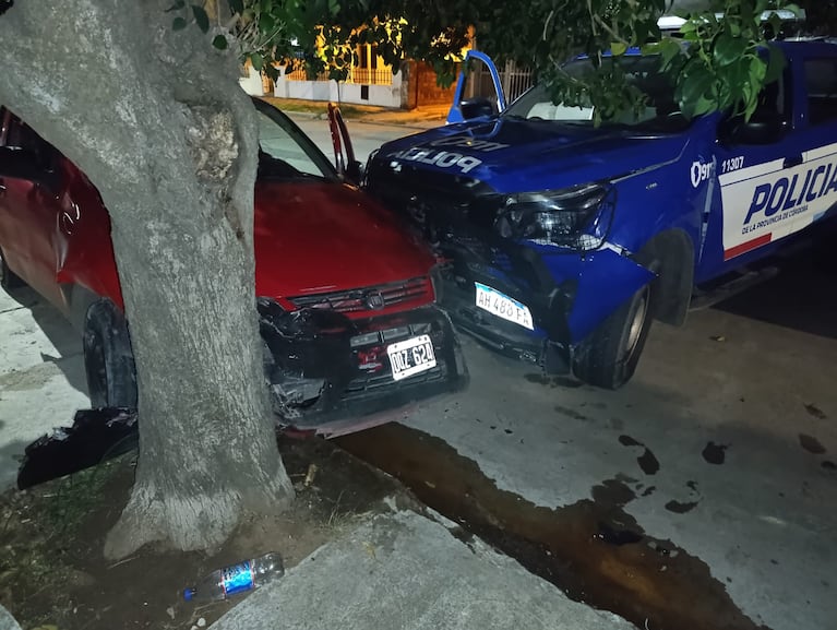 El Fiat Palio rojo quedó destrozado tras la persecución y el choque en barrio San Martín Norte.