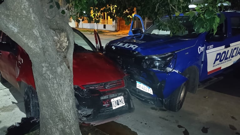 El Fiat Palio rojo quedó destrozado tras la persecución y el choque en barrio San Martín Norte.