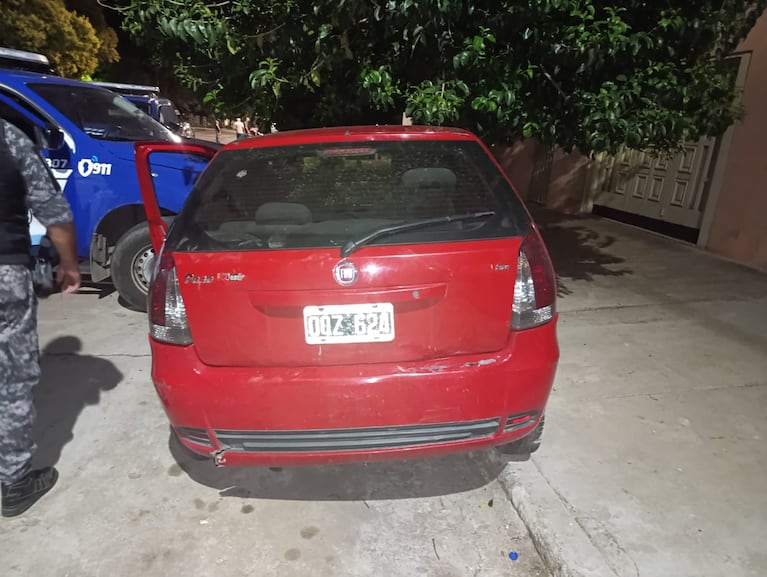 El Fiat Palio rojo quedó destrozado tras la persecución y el choque en barrio San Martín Norte.