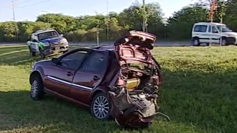 El Fiat quedó destruido en su parte trasera tras el choque.