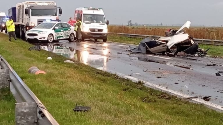 El Fiat Regatta quedó destrozado sobre el pavimento.