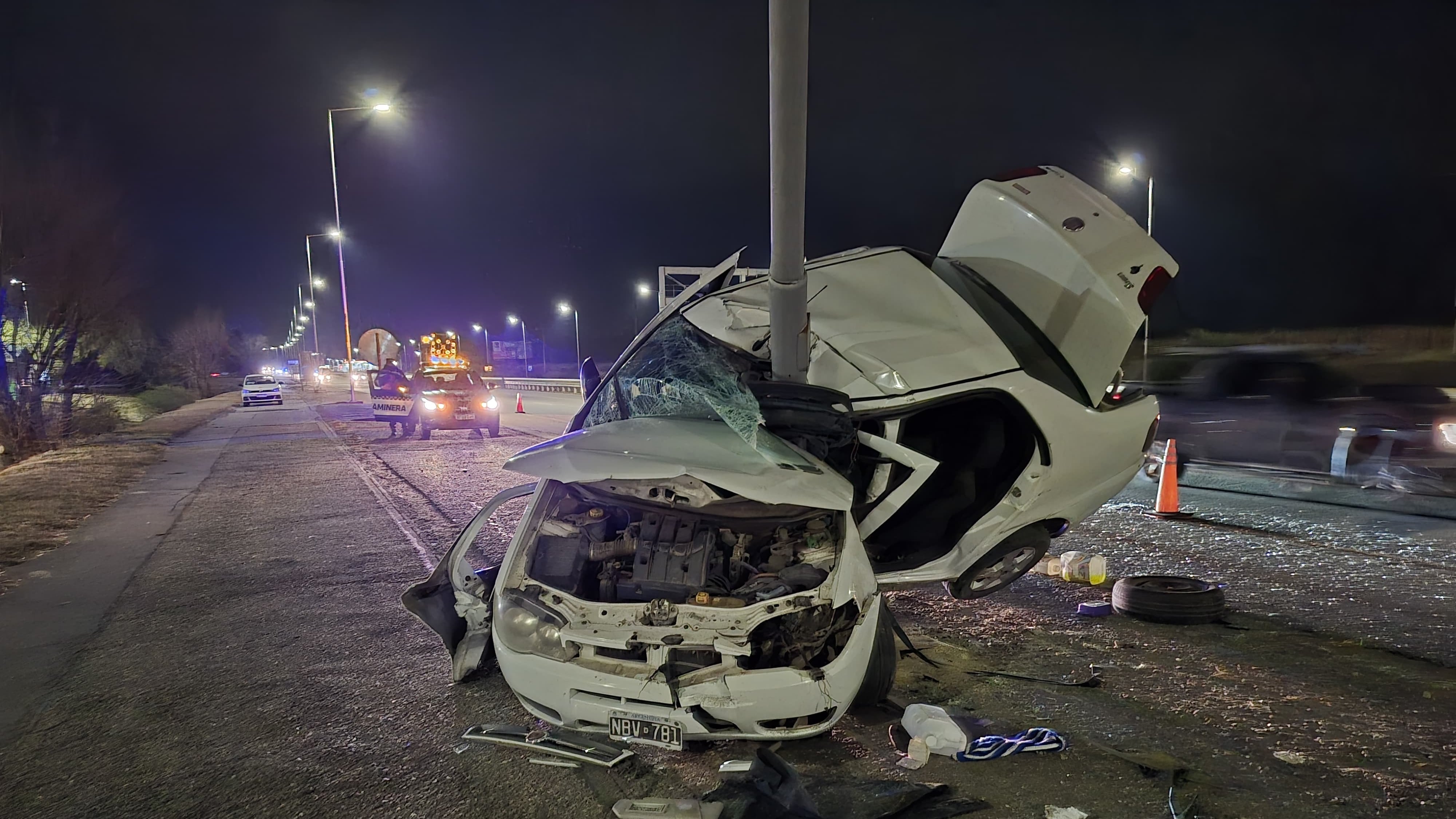 El Fiat Siena quedó destrozado a raíz del impacto. Foto: Juan Pablo Lavisse / ElDoce.
