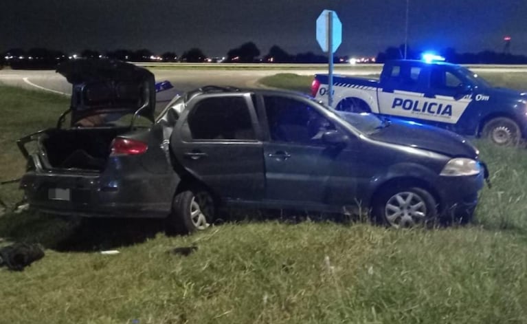 El Fiat Siena quedó destrozado luego del violento impacto.