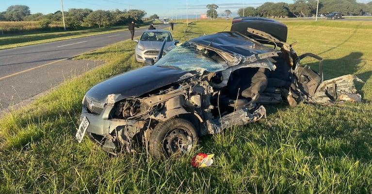 El Fiat Siena quedó destrozado luego del violento impacto.