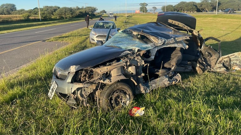 El Fiat Siena quedó destrozado luego del violento impacto.
