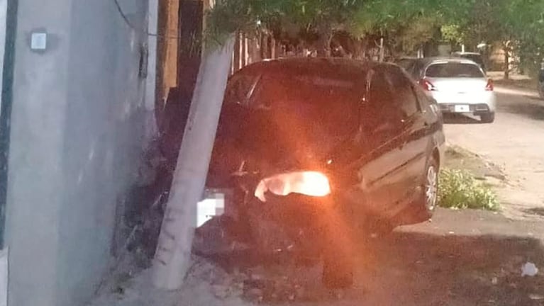 El Fiat Siena terminó incrustado contra el poste.