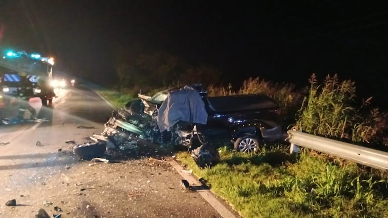 El Fiat Strada quedó destrozado a un costado de la ruta.