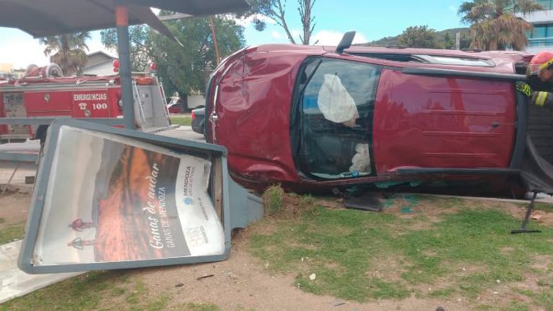 El Fiat Toro quedó incrustado en la garita del colectivo.