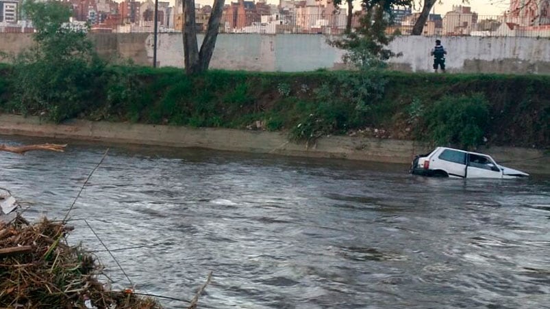 El Fiat Uno fue arrastrado por la corriente. 