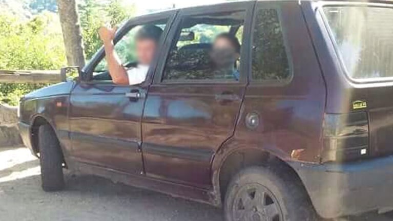 El Fiat Uno robado en barrio San Nicolás.