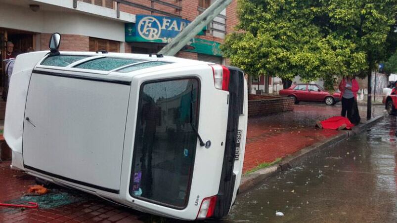 El Fiat volcó en la calle Luis Agote. Foto José Sosa