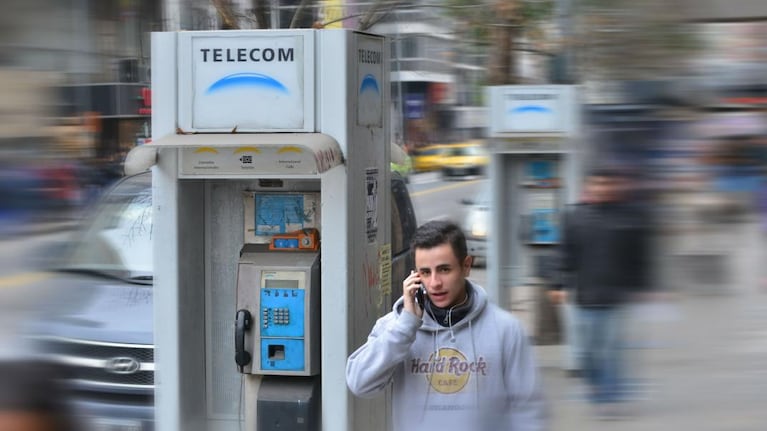 El fin de una era: Sacaron los teléfonos públicos del centro