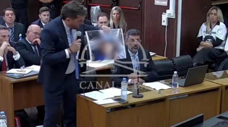 El fiscal mostró la foto de la muerte de Maradona en el Juicio. (Foto: Captura de pantalla Suprema Corte de Justicia de Buenos Aires) 