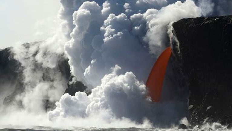 El flujo de lava cae en el Océano Pacífico y produce fuertes explosiones.