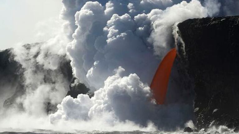 El flujo de lava cae en el Océano Pacífico y produce fuertes explosiones.