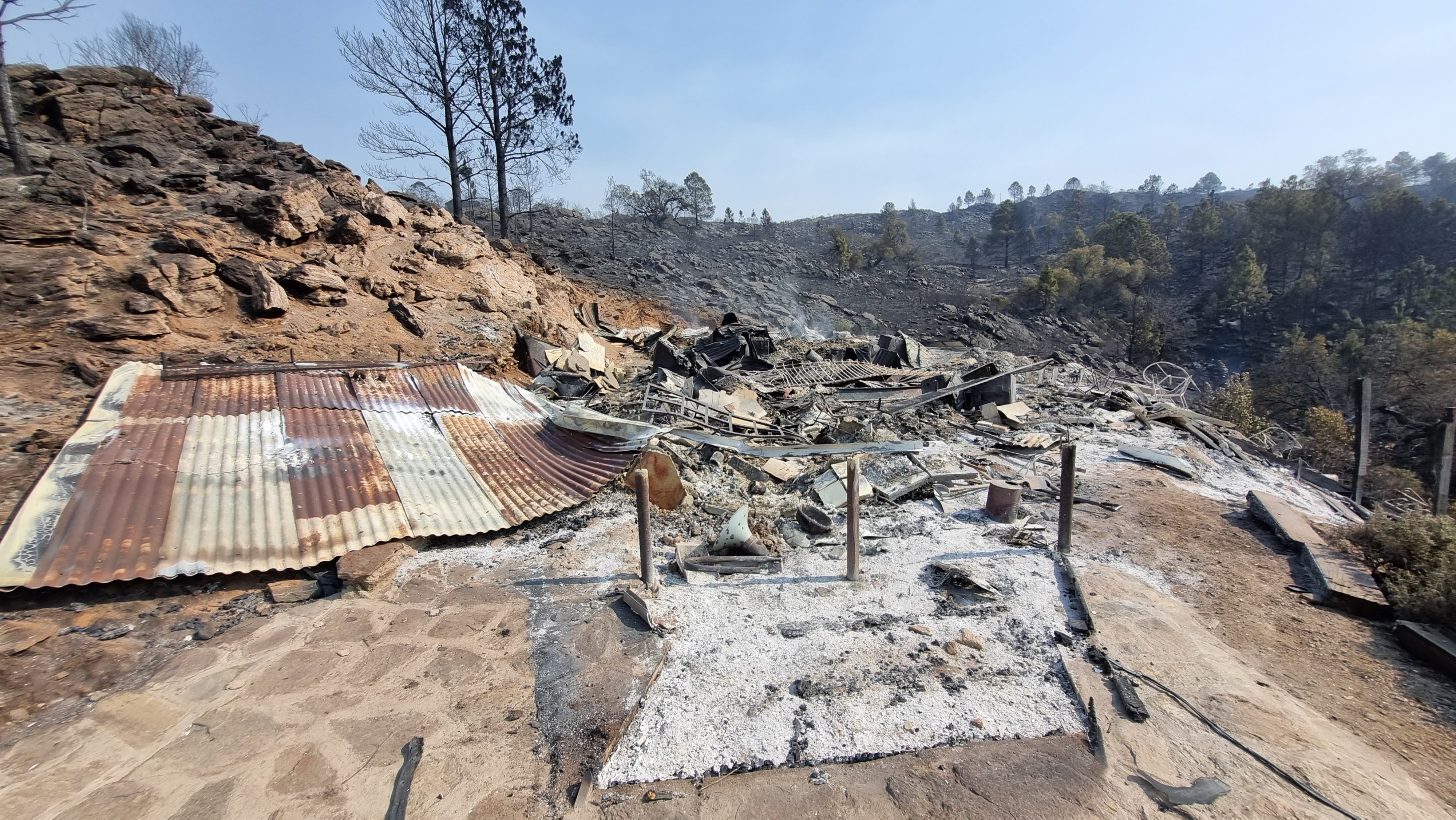 El foco consumió viviendas y obligó la evacuación de vecinos en El Durazno.