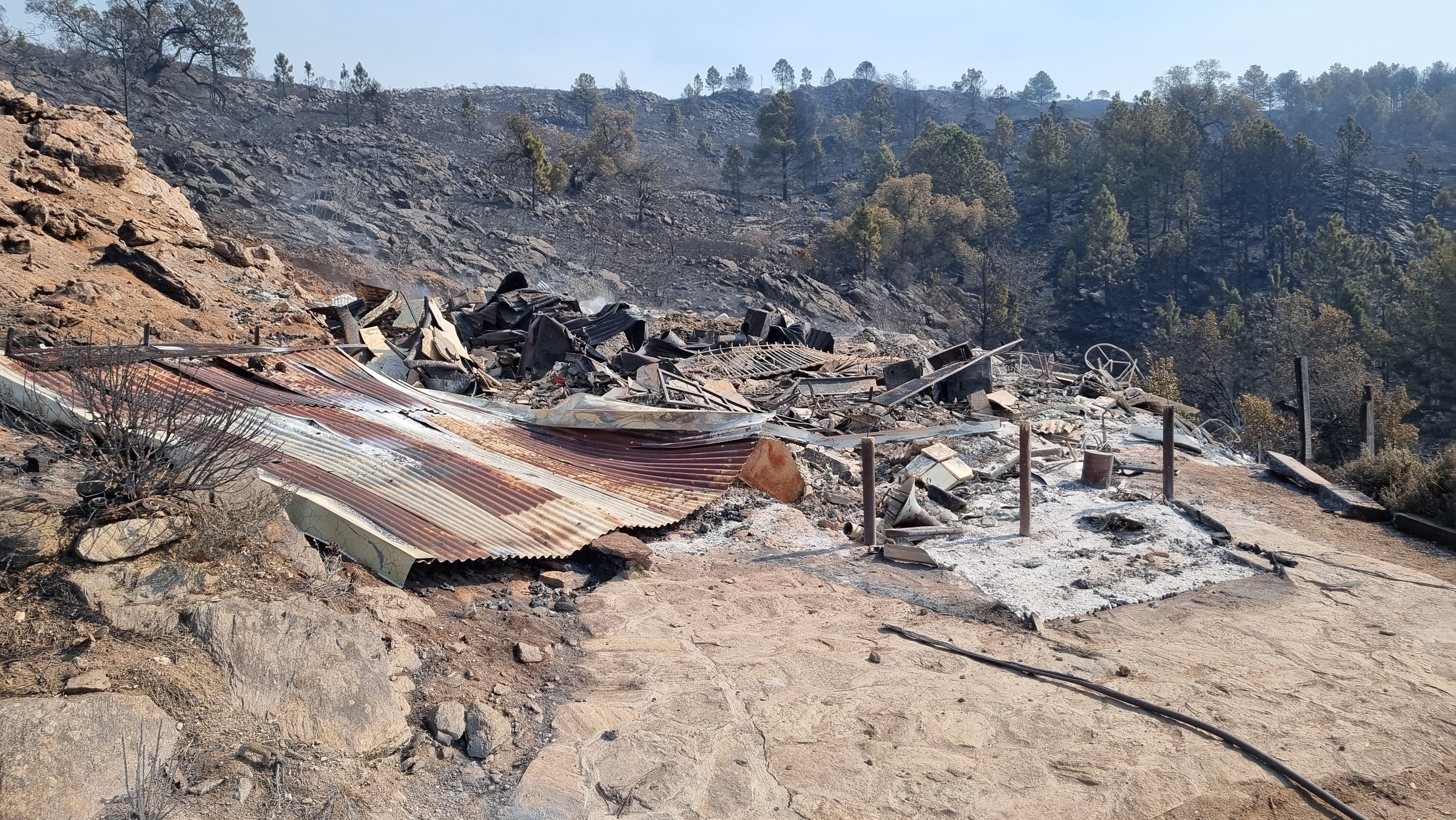 El foco consumió viviendas y obligó la evacuación de vecinos en El Durazno.