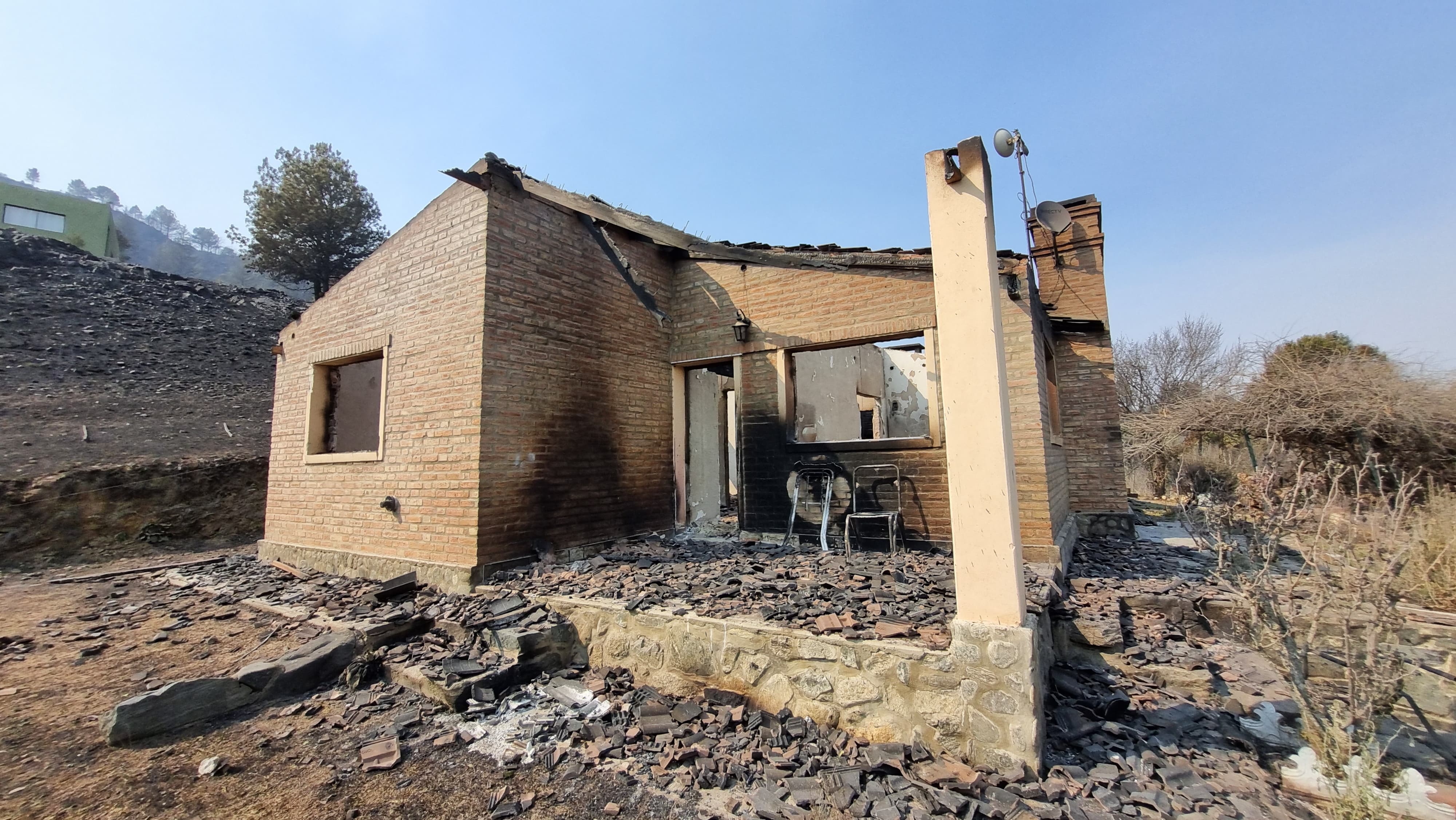 El foco consumió viviendas y obligó la evacuación de vecinos en El Durazno.