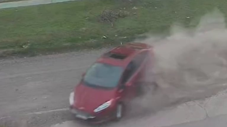 El Ford Fiesta bordó terminó estrellado contra un poste de luz.