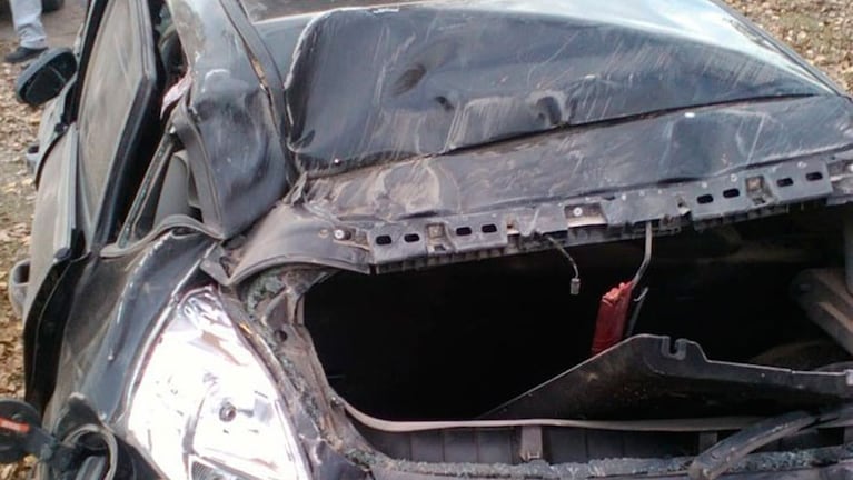 El Ford Fiesta del agresor quedó destruido tras volcar en Mendoza.