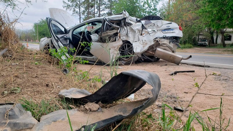 El Ford Focus despistó y chocó contra un árbol. / Foto: Juan Pablo Lavisse El Doce