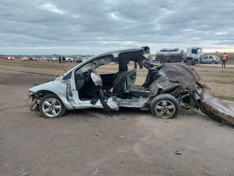 El Ford Focus quedó destrozado tras el despiste en la ruta 9.