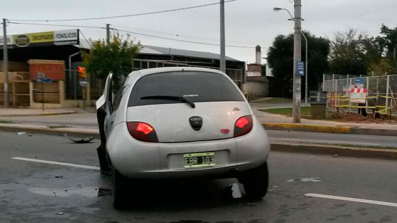 El Ford K quedó en el medio de la avenida.